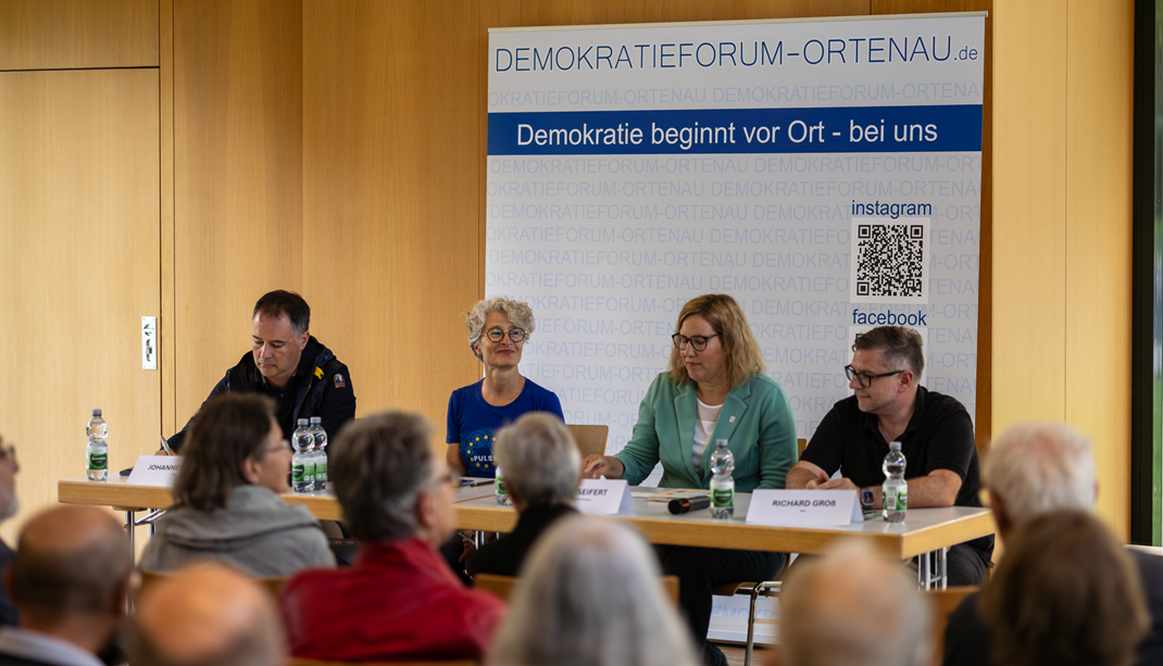 Das Demokratieforum Ortenau lädt zum Austausch und Bürger und Akteure zu regelmäßigen Treffen ein Demokartieforum-Ortenau-Podium Aufkatveranstaltung